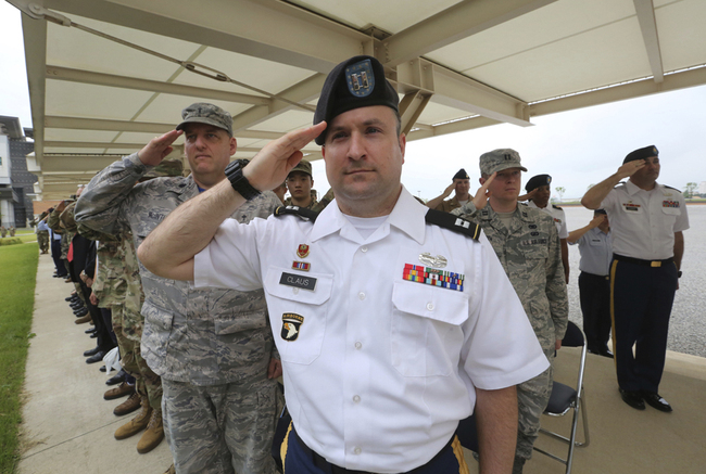 U.S. Army soldiers salute during an opening ceremony for the new headquarters of the U.S. Forces Korea (USFK) at Camp Humphreys in Pyeongtaek, South Korea. Friday, June 29, 2018. [File photo: AP/Ahn Young-joon]