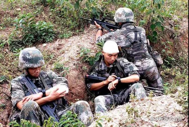 Undated photo shows PLA soldiers using the new PLA smart watch during military maneuvers. [File photo: 81.cn]