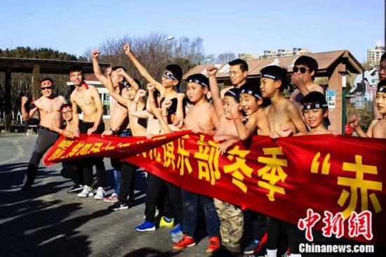 Teenagers take part in a shirtless run in Beijing on Dec 8. [Photo: Chinanews.com]