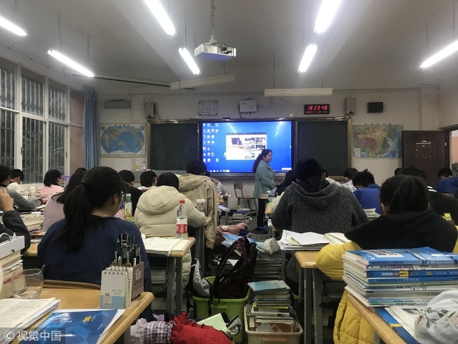 Students attend a livestreaming class at a middle school in Luquan county in Kunming, Yunnan Province, on November 12, 2018. [File photo: VCG]