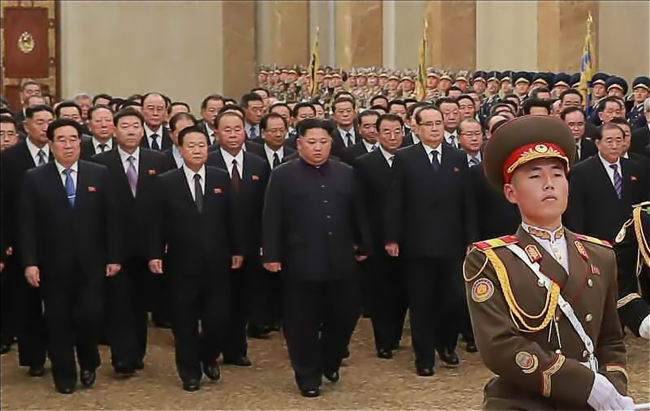 Kim Jong Un, top leader of the Democratic People's Republic of Korea, pays homage to the statues of Kim Il Sung and his father Kim Jong Il at the Kumsusan Palace of the Sun on Monday, December 17, 2018. [Photo: IC]