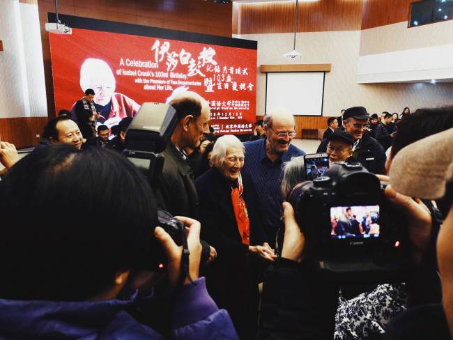 Isabel Crook celebrates her 103rd birthday with her family, former students and old friends in Beijing Foreign Studies University on Saturday, December 15, 2018. [Photo: China Plus]