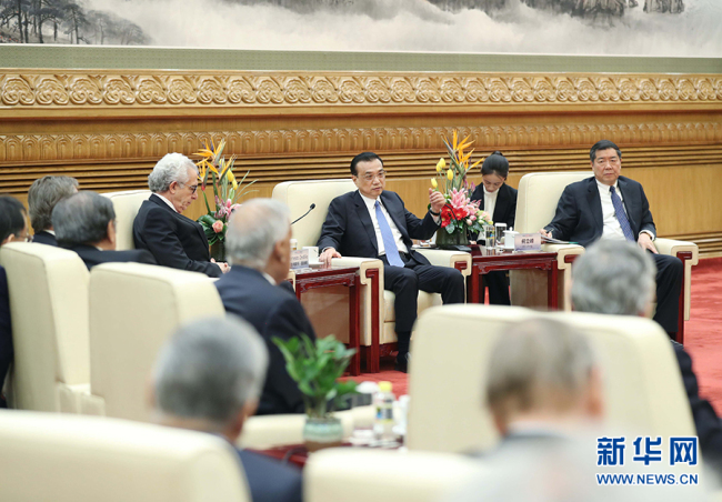 Chinese Premier Li Keqiang (M) meets with delegates attending the third Understanding China Conference in Beijing on Monday December 17, 2018. [Photo: Xinhua]