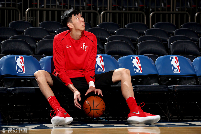 Zhou Qi #9 of the Houston Rockets looks on before the game against the New York Knicks n November 1, 2017 at Madison Square Garden in New York City, New York, November 1 2017. [File Photo：VCG]