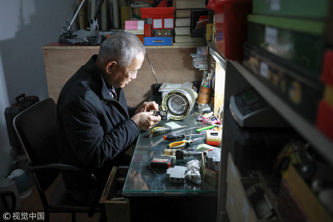 七旬大伯做了半个世纪的免费修理工 Since 1962, local repairman has been fixing things for free