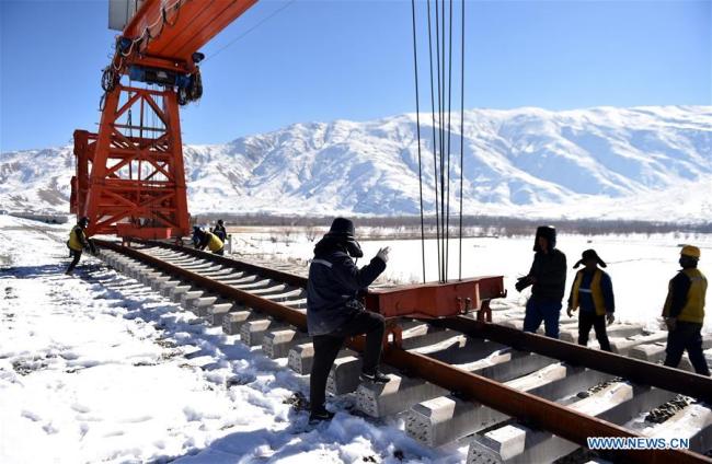 Workers(工人 gōngrén) are seen at a construction site on the Lhasa-Nyingchi section of the Sichuan-Tibet Railway in southwest China's Tibet Autonomous Region, Dec. 23, 2018.[Photo: Xinhua]