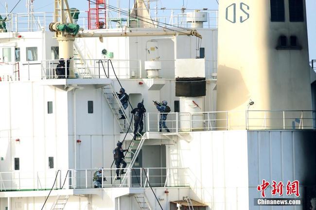 In April 2017, the PLA Navy escorted the rescued Tuvalu cargo ship to safe seas the port of Aden in Yemen. This picture shows the rescue of the cargo ship's crew members by a PLA Navy special operations force. [File photo: Chinanews. Com]