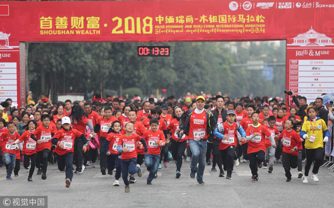 A cross-border marathon race between China and Myanmar is held in the city of Ruili, in southwest China Yunnan Province, December 31, 2018. [Photo: VCG]