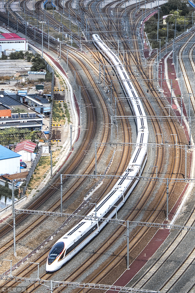 A 17-carriage CR400BF-B Fuxing bullet train departs Beijing South Station on September 7, 2018. [File Photo: VCG]