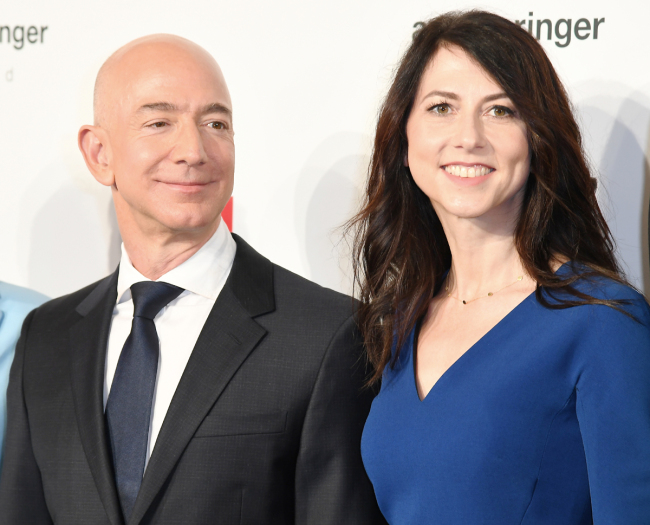 Amazon CEO Jeff Bezos and his wife, MacKenzie. The couple is to divorce after a 25-year marriage.[File Photo: IC]