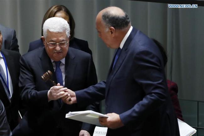 Egyptian Foreign Minister Sameh Shoukry (R), on behalf of the chair of the Group of 77 and China for 2018, hands over the gavel to Palestinian President Mahmoud Abbas, on behalf of the chair of the Group of 77 and China for 2019, during a handover ceremony at the UN headquarters in New York, on Jan. 15, 2019. Palestine on Tuesday took over the chairmanship of the Group of 77 and China from Egypt at the United Nations headquarters in New York.[Photo: Xinhua]