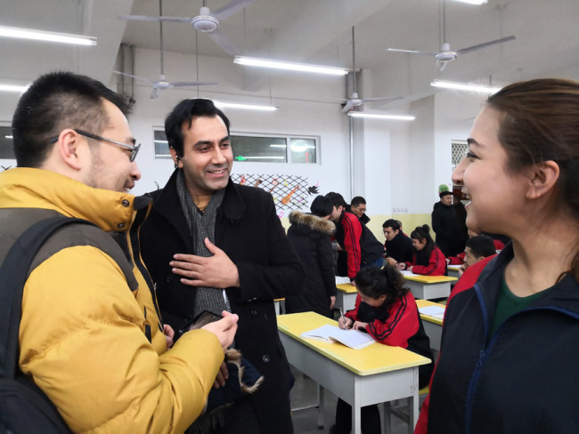 A Pakistani reporter speaks with students at a training center. [Photo: China Plus]