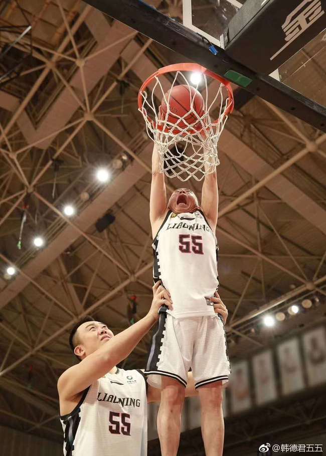 Han Dejun lifts Pan Changjiang to the basket for Pan to do a slam dunk. [Photo: Weibo/Han Dejun55]