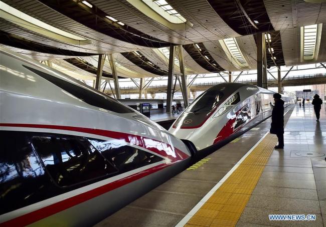 A Fuxing bullet train arrives(到达 dàodá) at Beijing South Railway Station on Jan 20, 2019. [Photo/Xinhua]