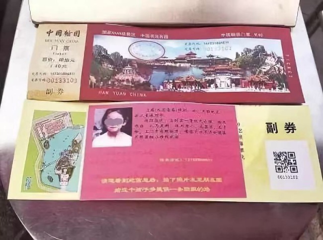 Tickets for the park in the city of Kaifeng. Attached to each ticket is a card containing photos and information about lost children. [Photo: Xinhua]