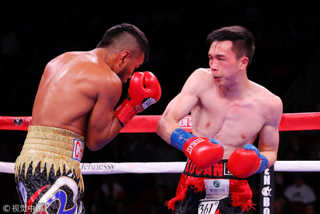 Jesus Rojas (L) of Puerto Rico and Xu Can of China exchange blows during their WBA Featherweight title fight at Toyota Center on January 26, 2019 in Houston, Texas. [Photo: VCG]