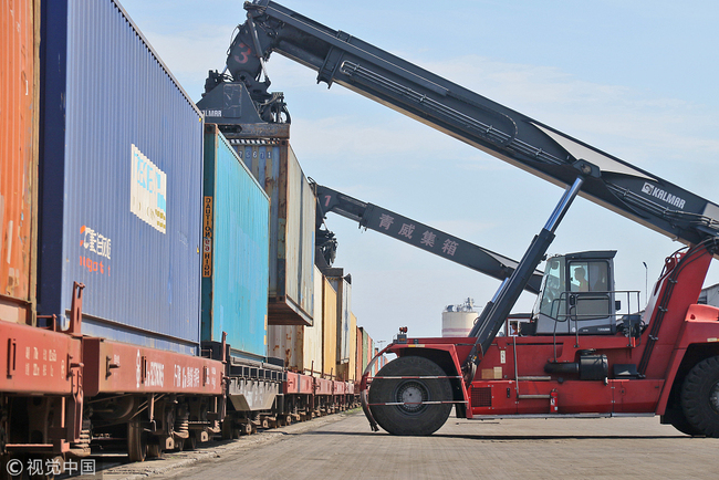 Cranes are loading containers at Weihai port, Shandong Province, on August 31st, 2018. [File photo: VCG]