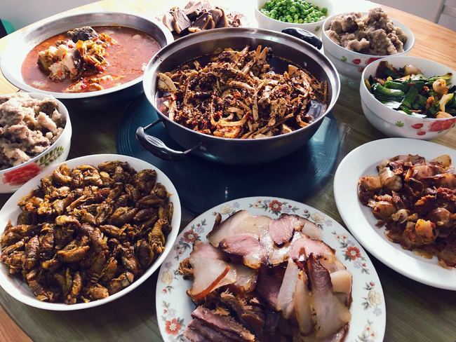 Dishes for the Lunar New Year's Eve, Xichang, Sichuan Province, February 4, 2019. Pot chicken is a famed dish in Sichuan Province, featuring various ingredients and chicken mixed together. Locals often make their own preserved meats ahead of the Spring Festival. Smoked meats are said to enhance the appetite, as well as help with digestion. [Photo: China Plus/Jiang Yi]