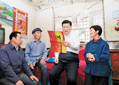 Xi Jinping visits Liu Fuyou and his family at Zhaojiawa Village in the Lvliang Mountains of Shanxi Province in June 2017. [Photo: Xinhua]