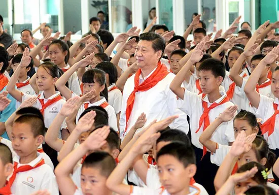President Xi Jinping pays a visit to Beijing Haidian Minzu Primary School. [Photo: Xinhua]