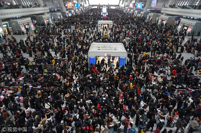 Travelers arrive at the Hangzhou railway station in Hangzhou, Zhejiang Province on February 10, 2019 [Photo: VCG]