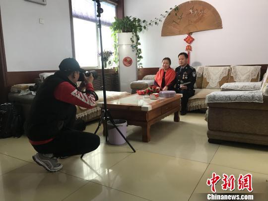 Lv Jinyang is taking a 2019 Spring Festival family photo.[Photo: Chinanews.com]