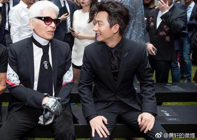Chinese actor Huang Xuan (right) published his photo with the late Karl Lagerfeld (left) on his Sina Weibo account on Feb 19, 2019, shortly after he heard that he had passed away. [Photo: sina.com]