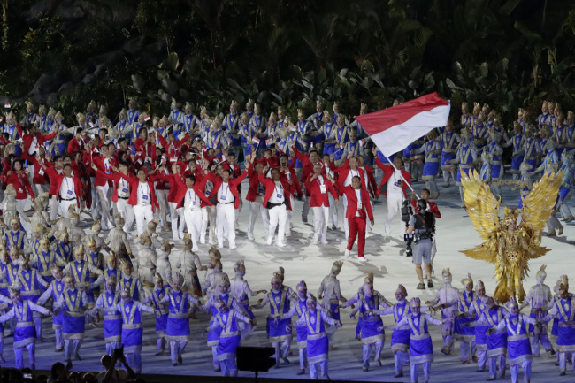 Indonesian athletes march into the Gelora Bung Karno Stadium during the opening ceremony for the 18th Asian Games in Jakarta, Indonesia, Saturday, Aug. 18, 2018. [Photo: AP]