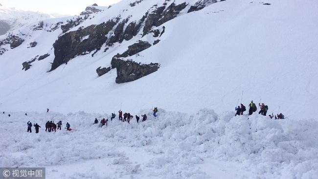 This handout photograph released by the Swiss Police of Canton of Valais - Police Cantonale Valaisanne - shows rescuers on the site of a avalanche that left four skiers injured above the ski resort of Crans-Montana in the Swiss Alps on February 19, 2019. [Photo: VCG]