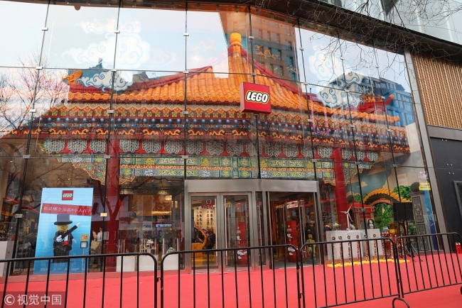 This photo shows the Forbidden-City eaves built from Lego, at Lego's Beijing flagship retail outlet at Wangfujing shopping area, Feb.22, 2019. [Photo: VCG] 