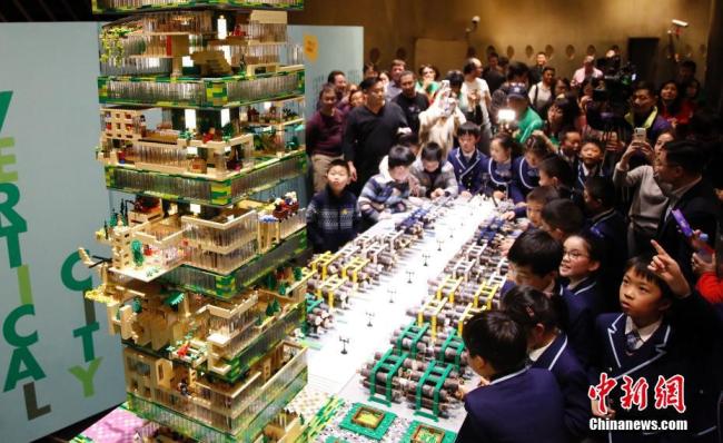 The model of "Vertical City" created by 11 LEGO Certified Professionals from around the world and 30 children. [Photo: Chinanews.com]