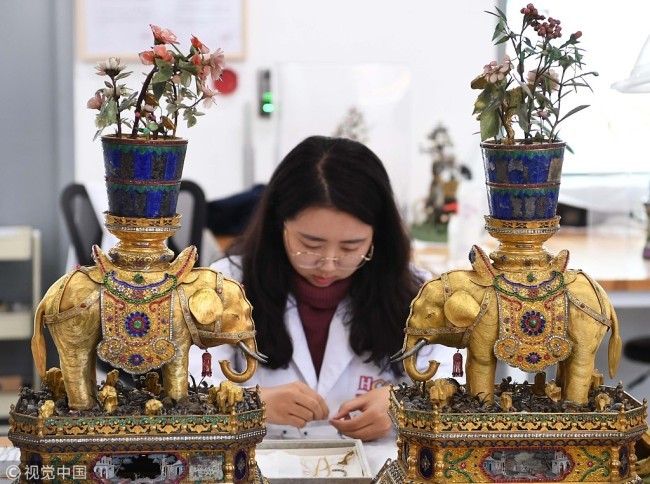 A cultural relic doctor works at the hospital of cultural heritage at the Palace Museum, November 16, 2018. [Photo: VCG]