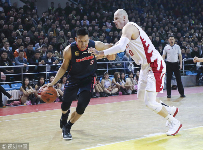 Yi Jianlian (Left) dribbles against Maciej Lampe during Guangdong's 132-111 win at Jilin in the 42nd round of the 2018-2019 Chinese Basketball Association (CBA) leagueon on Sunday Mar 3, 2019. [Photo: VCG]