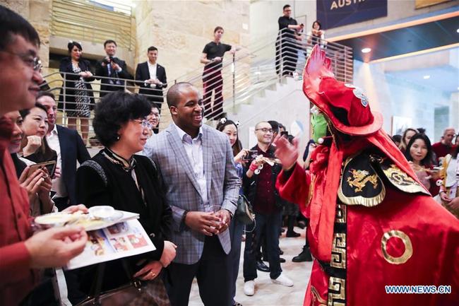 Attendees watch the performance of Sichuan Opera face-changing at an event promoting southwest China's city of Chengdu in the southern U.S. city of Austin, March 8, 2019. [Photo: Xinhua]