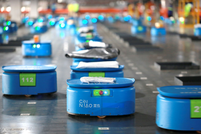 Self-charging robots sort packages at a smart logistics center opened by Cainiao and YTO Express in Hangzhou, Zhejiang Province, seen here on September 14, 2018. [File Photo: IC]