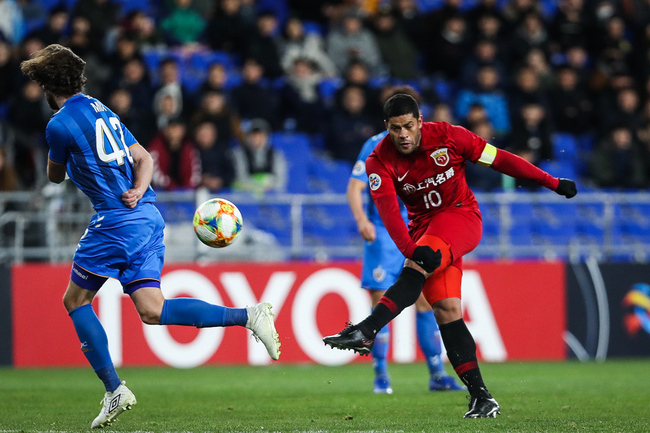 Brazilian striker Hulk shoots the ball during the AFC Champions League group game between Shanghai SIPG and Ulsan Hyundai in Ulsan on Mar 13, 2019. [Photo: IC]