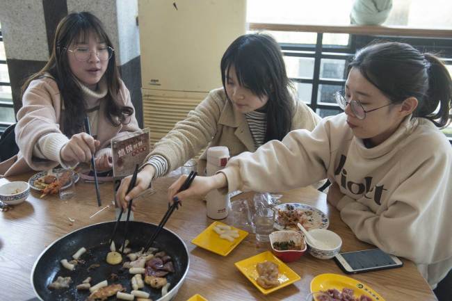 Students at Zhejiang Gongshang University enjoy their meals at an on-campus restaurant on Wednesday, March 13, 2019. [Photo: IC]