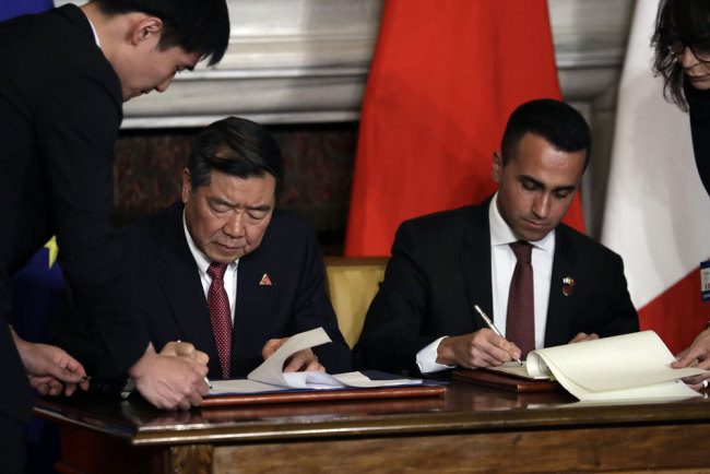 He Lifeng (L), head of China's National Development and Reform Commission, and Italian Labor and Development Minister Luigi Di Maio sign a memorandum of understanding during an official ceremony at Rome's Villa Madama, Saturday, March 23, 2019. [Photo: AP/Andrew Medichini]