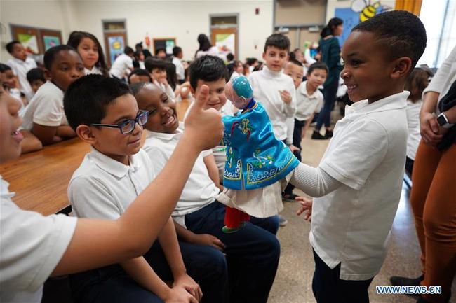 Students try to perform Fujian Puppetry at Paint Branch Elementary School in the Prince George's County, Maryland, the United States, March 20, 2019. [Photo: Xinhua]