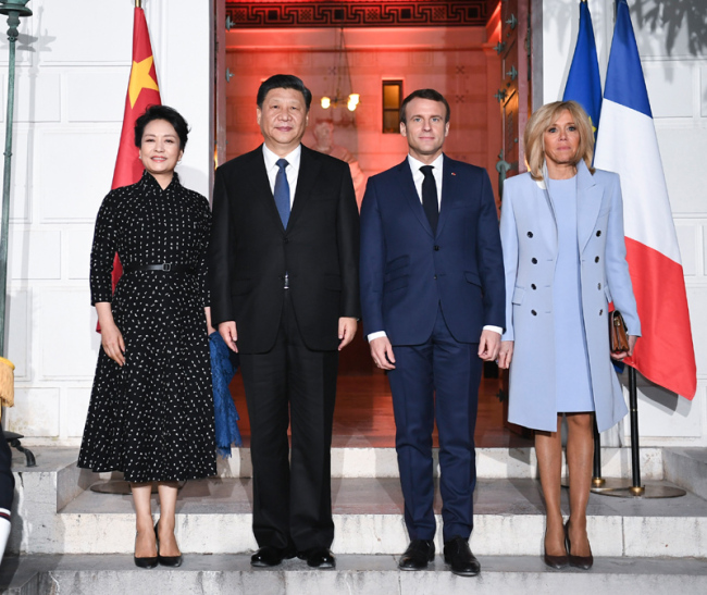 Chinese President Xi Jinping (2nd L) and his wife Peng Liyuan (1st L) pose for a group photo with French President Emmanuel Macron (2nd R) and his wife Brigitte Macron in the southern French city of Nice on March 24, 2019. [Photo: Xinhua/Xie Huanchi]