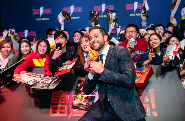 American actor Zachary Levi takes a picture with his fans in China on Monday, March 25, 2019. [Photo provided to China Plus]