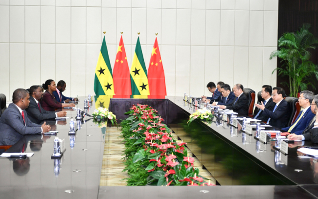 Chinese Premier Li Keqiang meets with Sao Tome and Principe Prime Minister Jorge Bom Jesus in Boao, Hainan Province on Wednesday, March 27, 2019. [Photo: gov.cn]