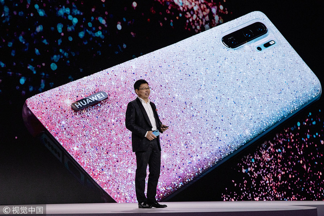 Richard Yu, chief executive officer of Huawei Technologies, presents the P30 series smartphone during a launch event in Paris, France on March 26, 2019. [Photo: VCG]