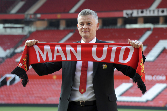 Manchester United soccer team manager Ole Gunnar Solskaer holds a team scarf as he is unveiled as permanent Manchester United manager at Old Trafford, England, Thursday, March 28, 2019. Manchester United on Thursday, made coach Ole Gunnar Solskjaer a permanent hire, with a three-year contract. [Photo: AP]