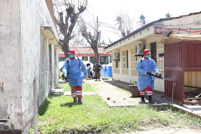 Photo taken on March 29th, 2019 shows Chinese rescue team carrying out disinfection work at a relocation site in Beira. [Photo: China Plus/ Gao Junya]