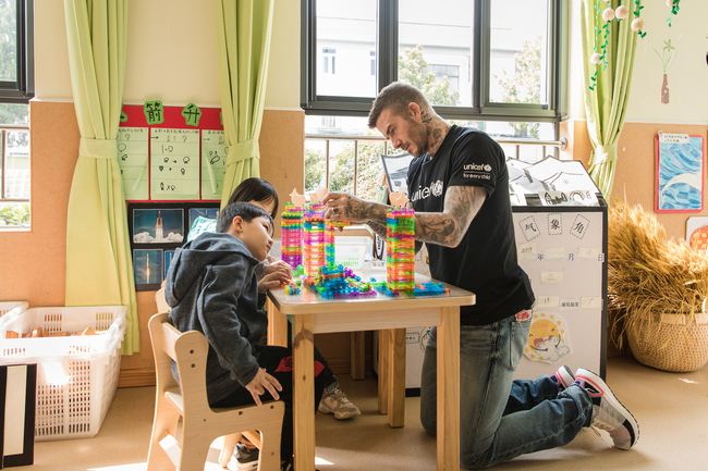 UNICEF Goodwill Ambassador and Global Icon David Beckham and two 6-year-old children play with building blocks during a visit to Xianghuaqiao Kindergarten on the outskirts of Shanghai, China, on 27th March 2019. [Photo: UNICEF/Ma Yuyuan]