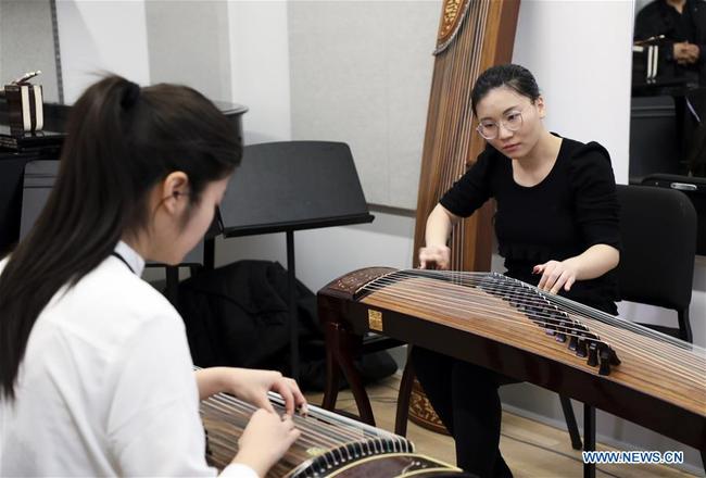 Wang Yixin (R), a first-year student in the double degree program of the Bard College Conservatory of Music (BCOM) and its U.S.-China Music Institute, in partnership with the Central Conservatory of Music (CCOM) in Beijing, practises guzheng, or Chinese zither, in a class at Bard College in Annandale-on-Hudson, New York, the United States, March 12, 2019.  [Photo: Xinhua]