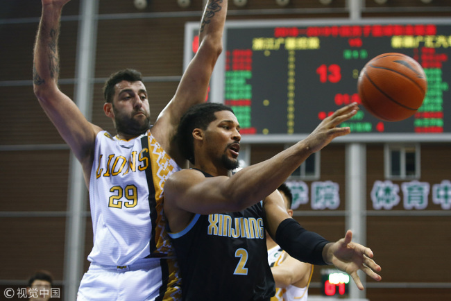 Jarnell Stokes scores 29 points to help Xinjiang with a 111-95 victory over Guangsha, April 2, 2019. [Photo: VCG]