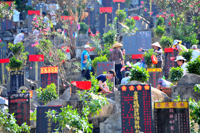 Residents pay tribute to ancestors in Sanya, Hainan Province, April 4, 2019. [Photo: IC]