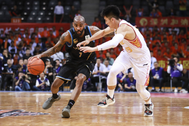 Aaron Jackson of the United States in action during the rubber-match in the best-of-5 CBA quarter-final between Beijing and Shenzhen, April 4, 2019. [Photo: IC]